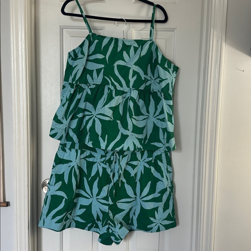 Green Leaf Print Women’s Shorts - Picture 3 of 8